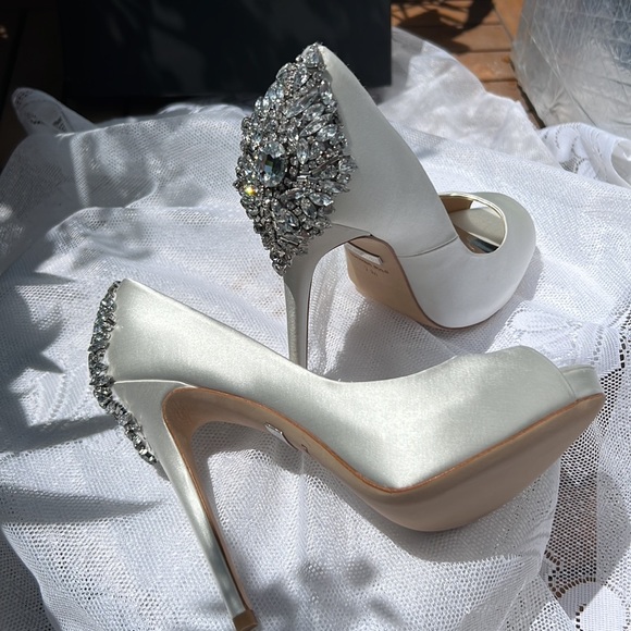 KIARA EMBELLISHED PEEP-TOE PUMP WHITE - Picture 15 of 17